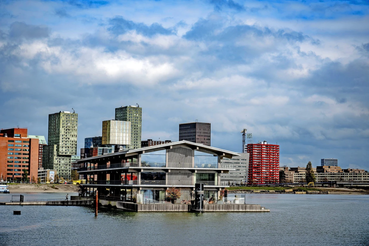 With a view to future projects: the Floating Office Rotterdam, headquarters of the Powerhouse architectural firm.