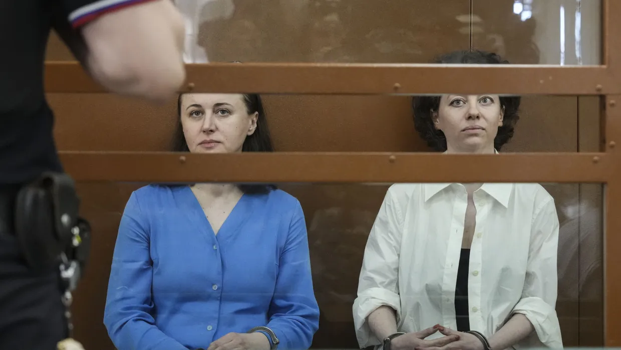 Schenja Berkowitsch und Swetlana Petrijtschuk bei ihrer ersten Verurteilung durch ein Militärgericht in Moskau im Juli des vergangenen Jahres.
