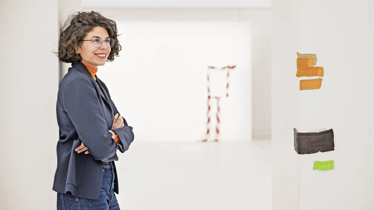 Yasmin Afschar gestaltet als Interimsdirektorin das Programm der Kunsthalle. Hier steht sie vor Werken von Hana Miletić.