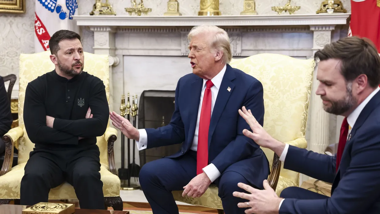 US-Vizepräsident JD Vance (rechts) und US-Präsident Donald Trump (Mitte) erheben schwere Vorwürfe gegen den ukrainischen Präsidenten Wolodymyr Selenskyj (links).