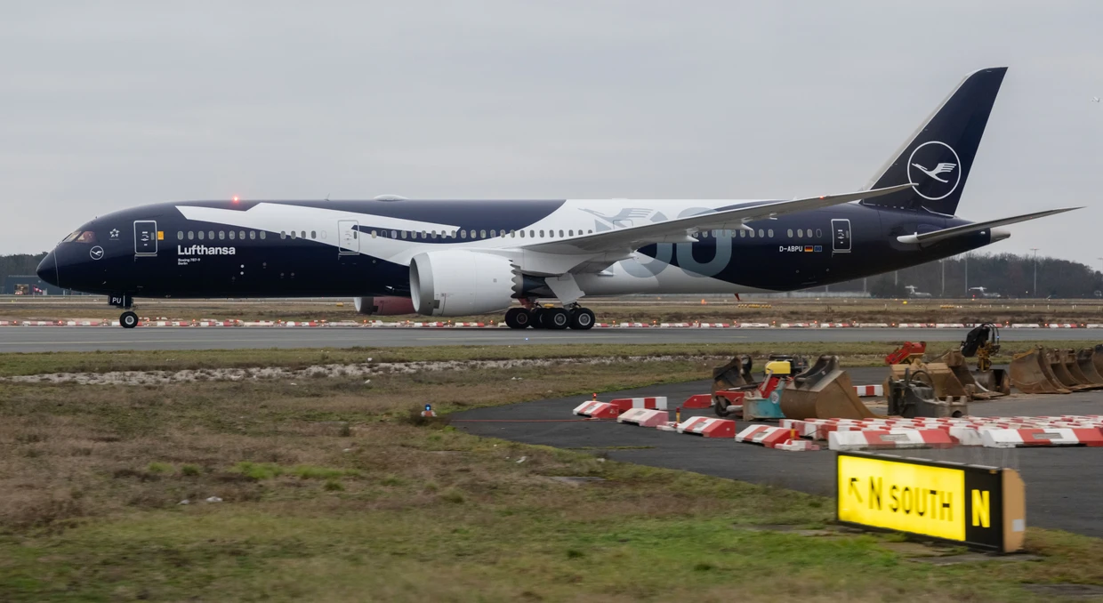 Jubiläumsflieger: Die neueste Boeing 787 ziert ein großer Vogel.
