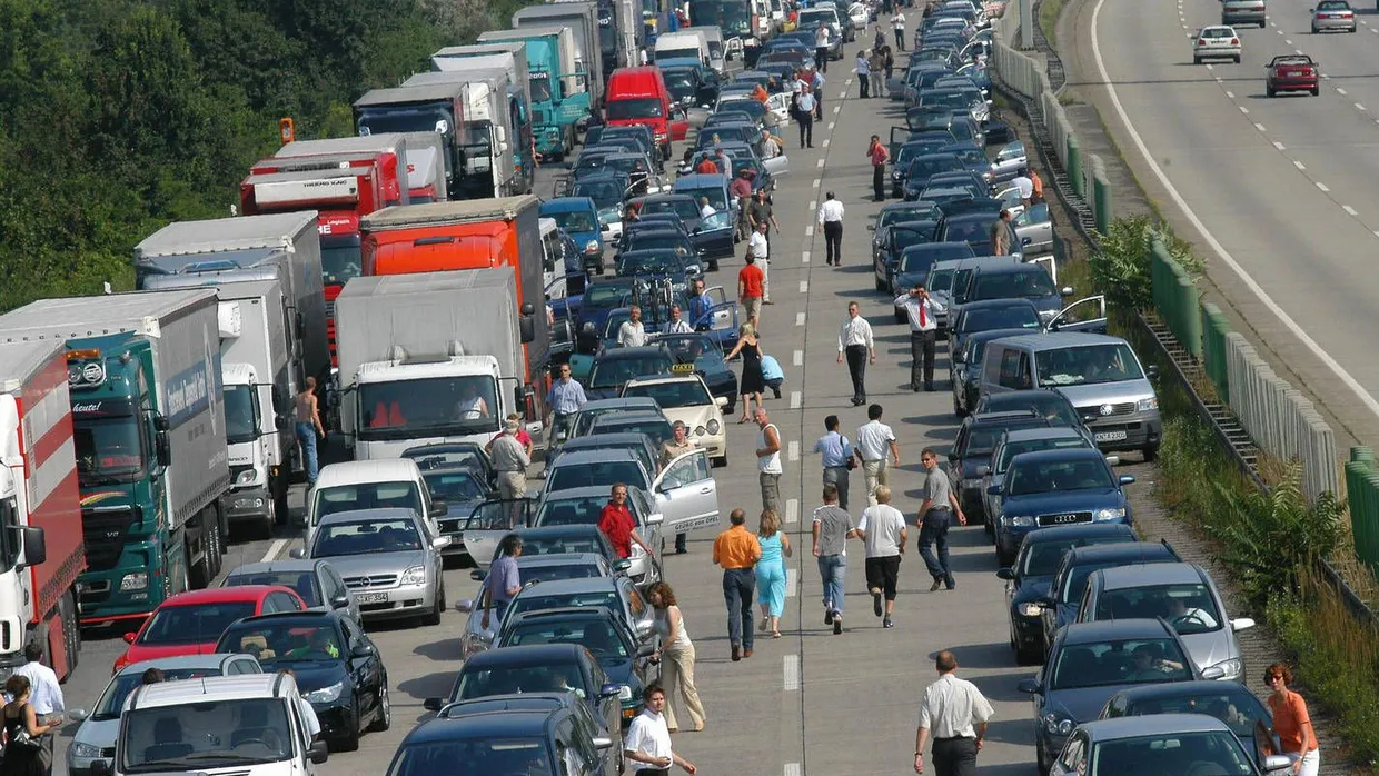 Sommerferienbeginn: Wie hier auf der A5 vor einigen Jahren könnten sich auch an diesem Freitag Staus auf Hessens Autobahnen bilden.