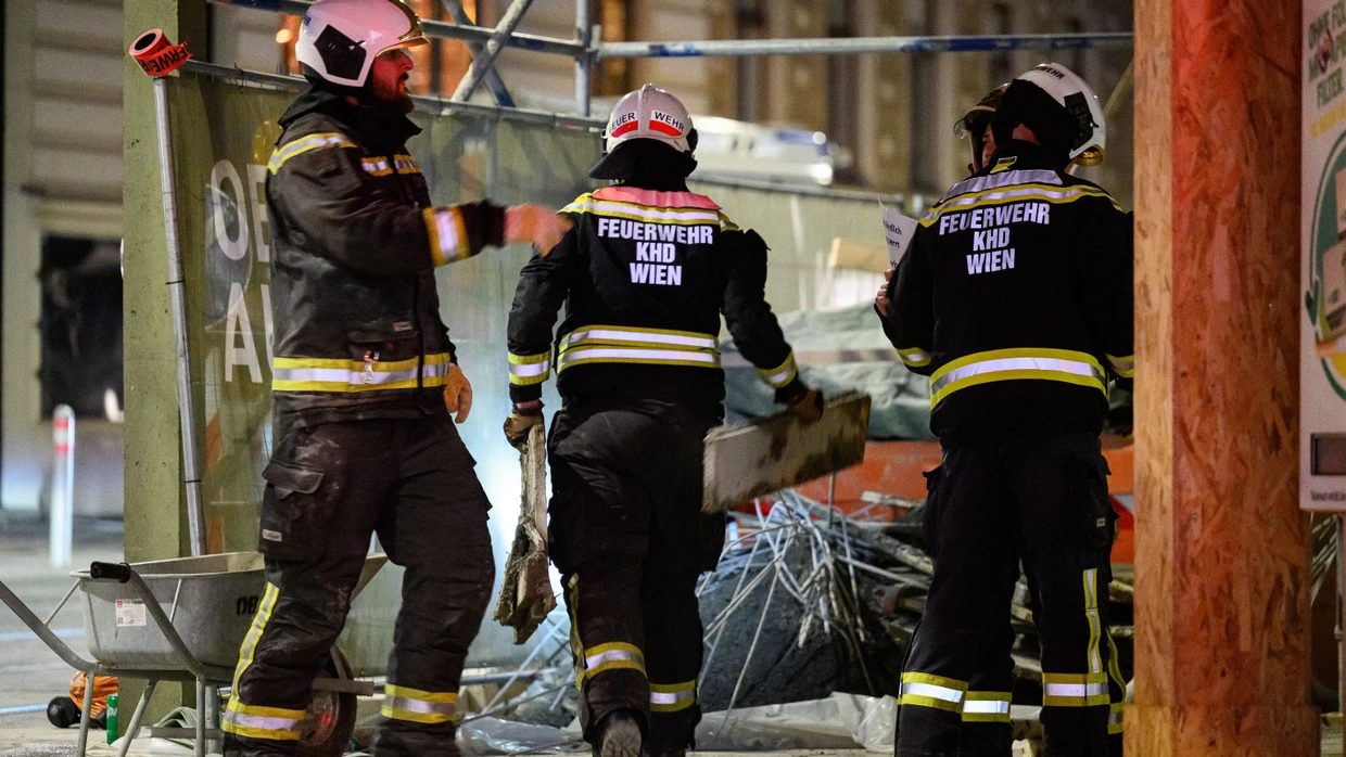 Feuerwehrleute sind am Abend bei der Unglücksstelle in Wien im Einsatz.