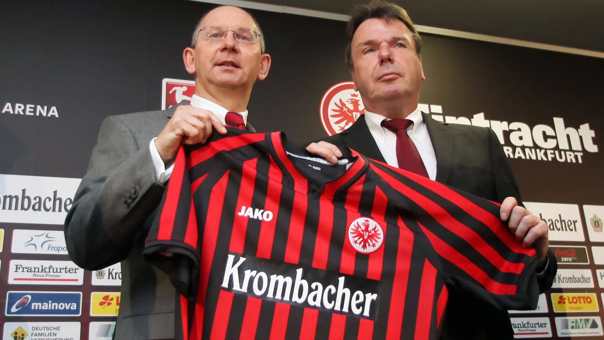 Bier vorne drauf: Uwe Riehs (links) und Heribert Bruchhagen halten das neue Trikot der Eintracht in Händen.