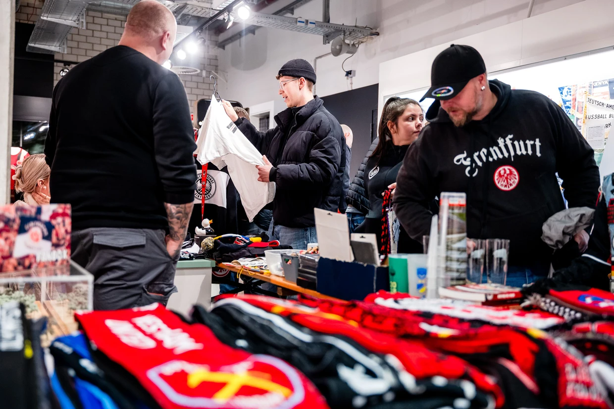 Begehrte Ware: Besucher der Sammlerbörse im Eintrachtmuseum