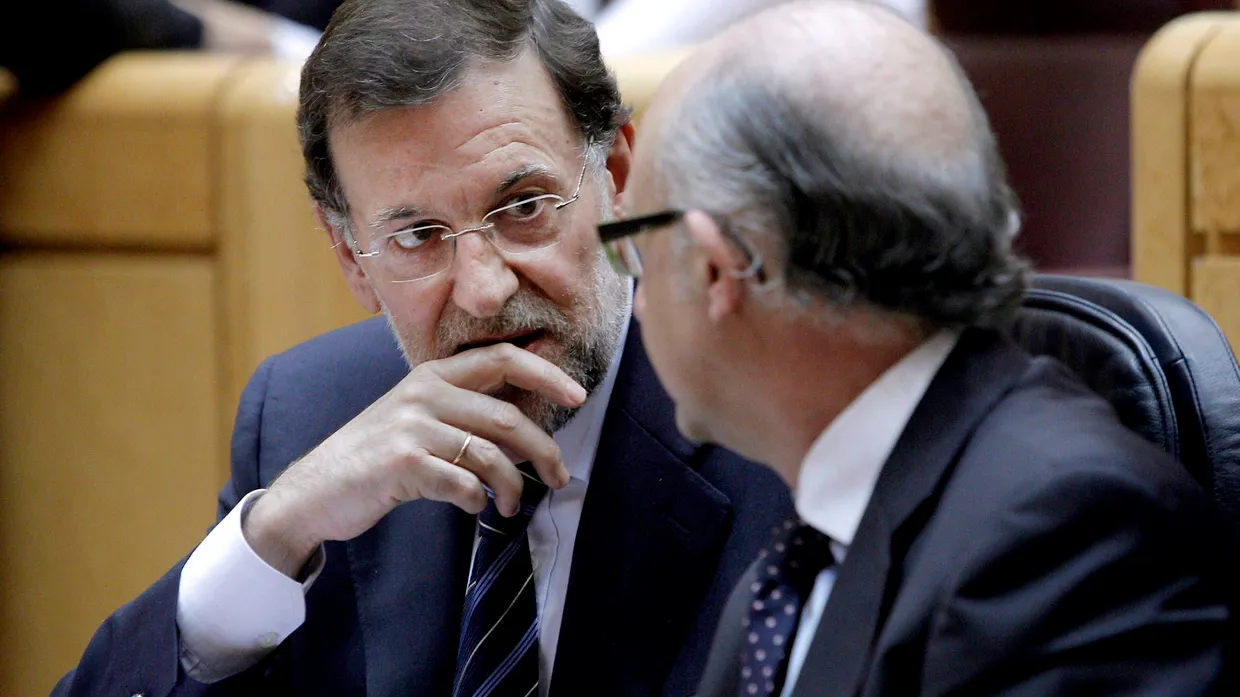 Auf der Suche nach einer Lösung: Spaniens Premierminister Mariano Rajoy (l.) und Finanzminister Cristobal Montoro