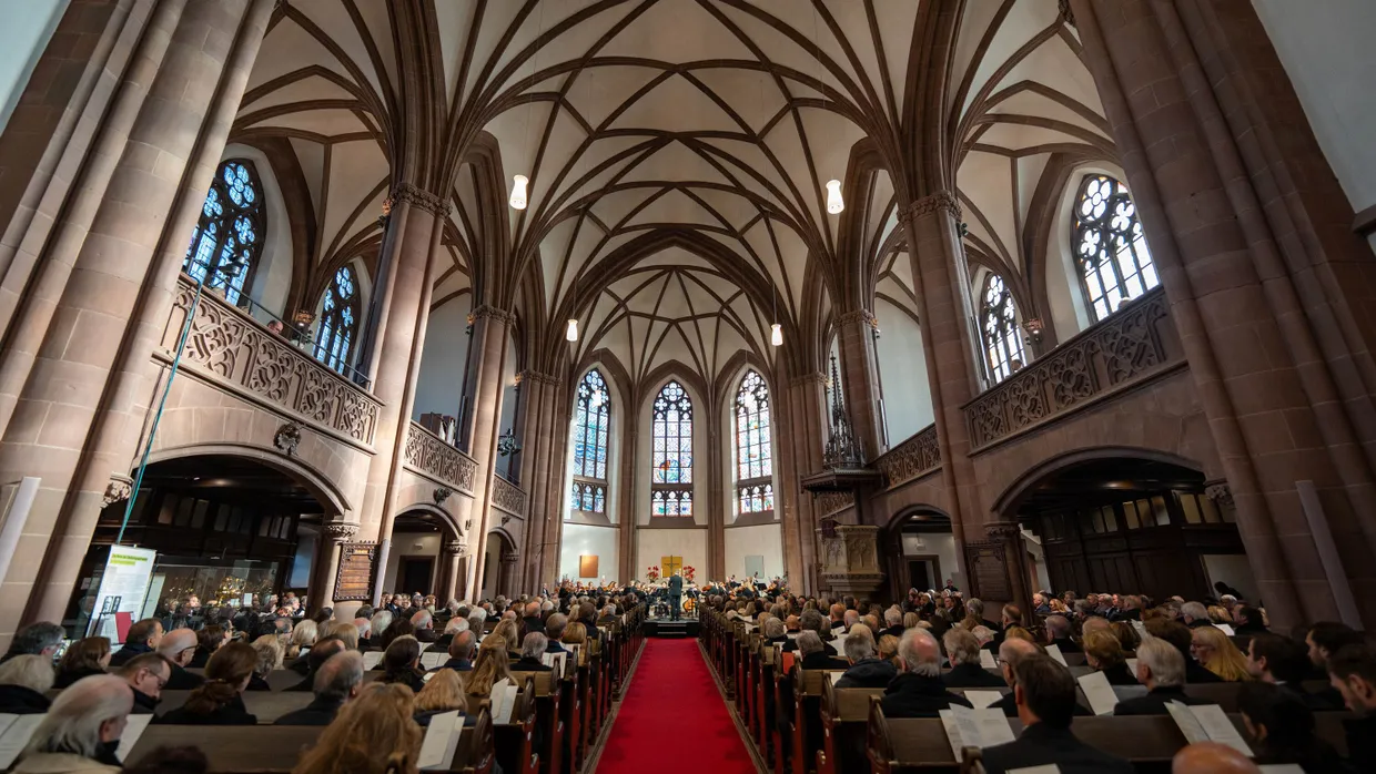 Anteilnahme: Die Dreikönigskirche ist bei der Trauerfeier für Friedrich von Metzler bis auf den letzten Platz gefüllt.