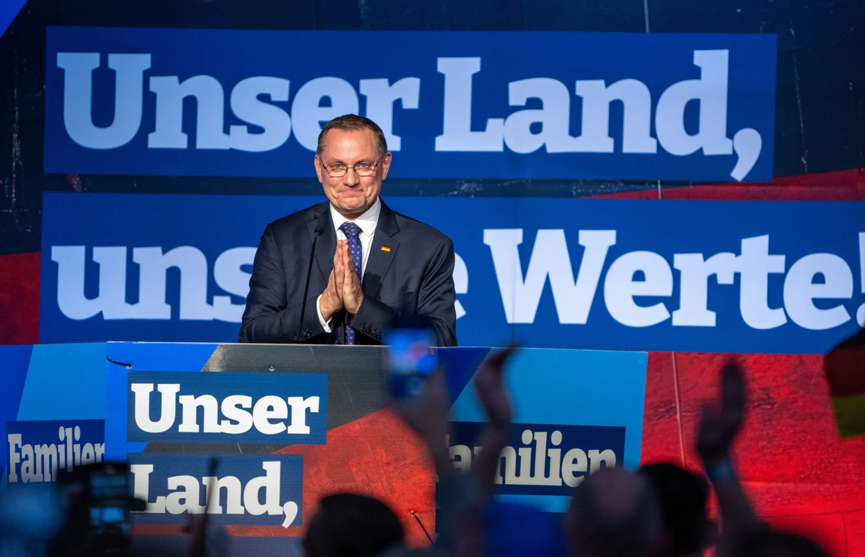 Die „Zeit“ schickte neulich Mariam Lau zur Homestory vorbei, die „Ostdeutsche Allgemeine“ porträtiert ihn jetzt zu ihrem Start: Tino Chrupalla ist der einzige Bundesvorsitzende einer Bundestagspartei aus Ostdeutschland.