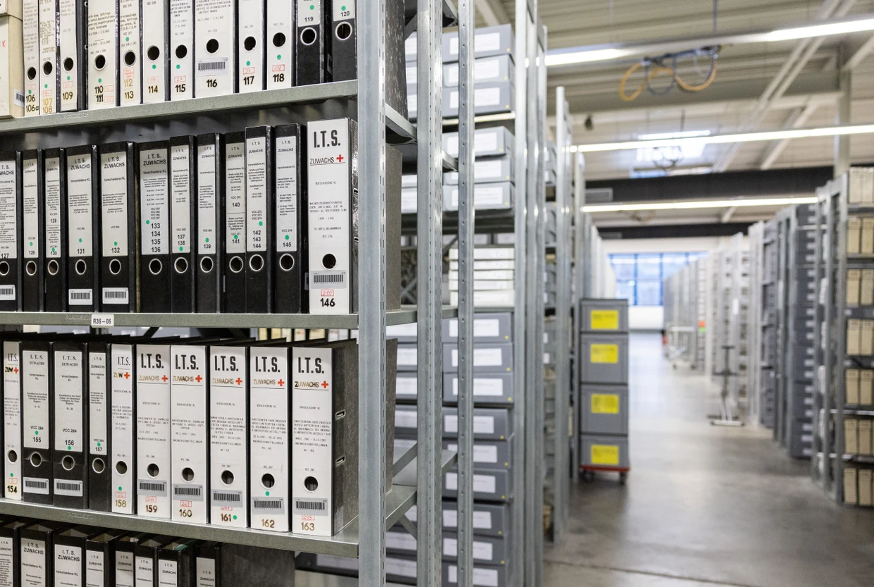Schicksale in Ordnern: Dokumente in den Arolsen Archives, das gerade übergangsweise in einer Lagerhalle unterbracht ist.