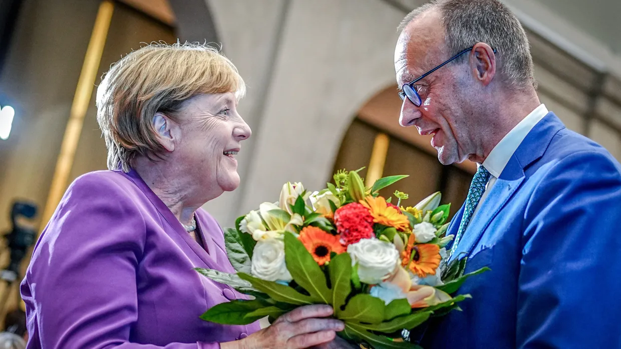 Feierfreude: So gut wie auf dem 70. Geburtstag der ehemaligen Kanzlerin haben sich Angela Merkel und Friedrich Merz nicht immer verstanden.
