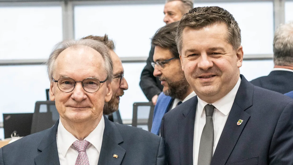 Reiner Haseloff (links), scheidender Ministerpräsident des Landes Sachsen-Anhalt, am 28. Januar 2026 neben seinem Nachfolger Sven Schulze (beide CDU) im Plenarsaal des Landtages von Sachsen-Anhalt.
