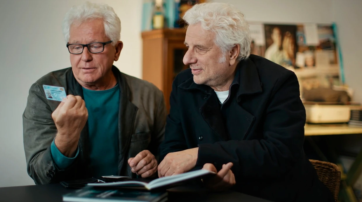 Kaum wieder zu erkennen, oder? Miroslav Nemec (I.) und Udo Wachtveitl betrachten den Dienstausweis.