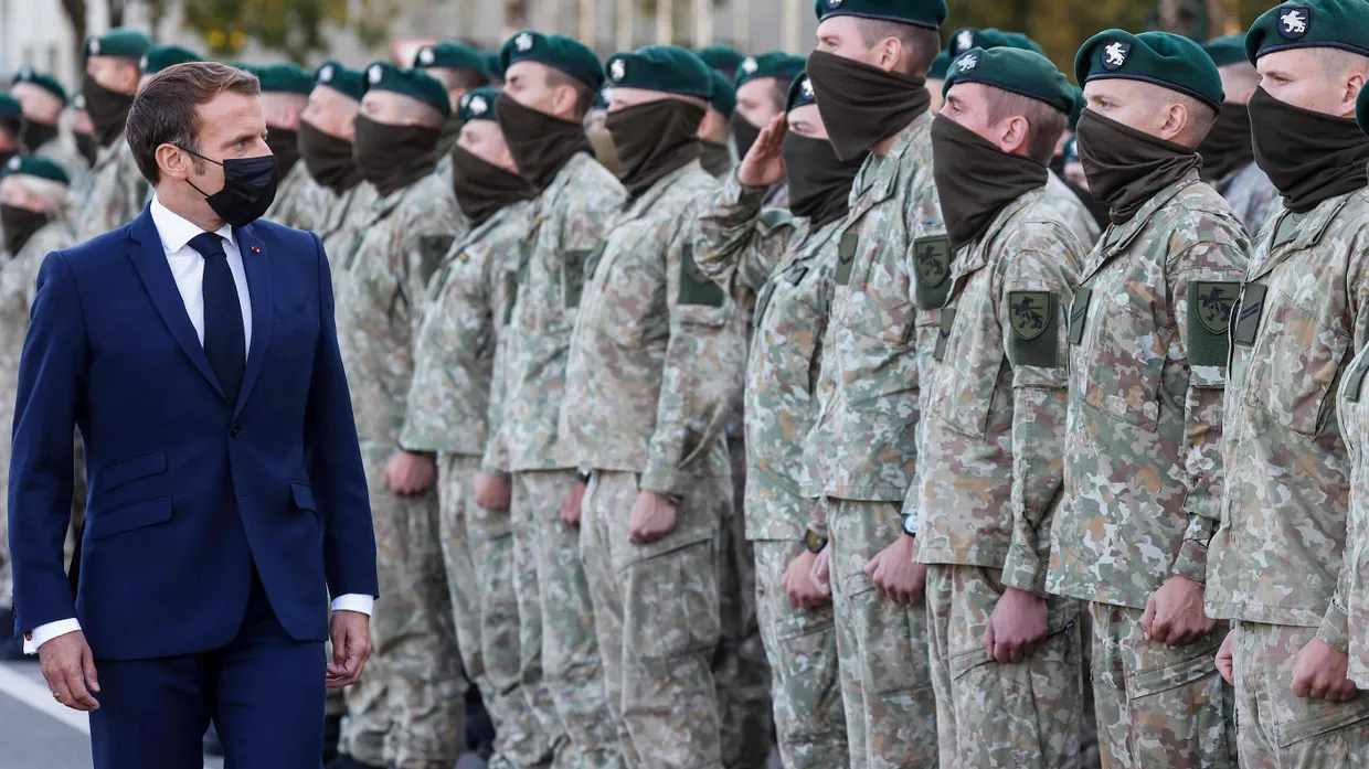 Demonstriert Bündnistreue: Frankreichs Präsident Macron Ende September bei einem Besuch in Litauen vor Nato-Soldaten