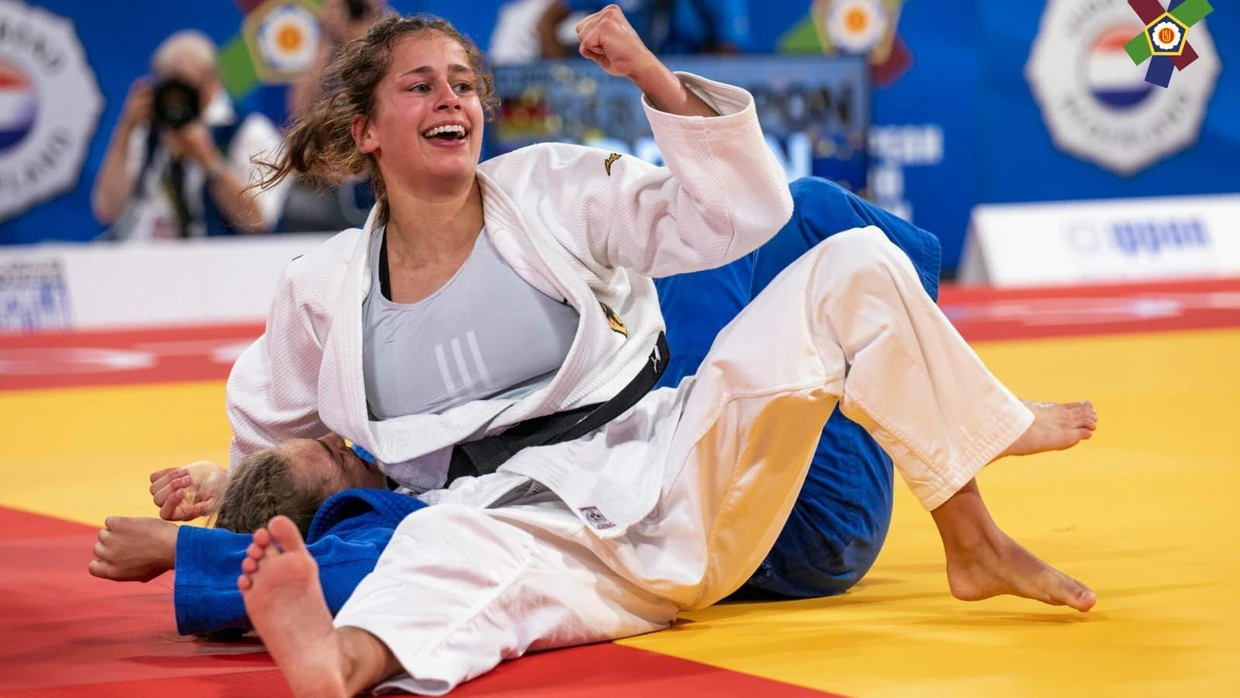 Bronze bei der Jugend-EM: Lena Djeriou jubelt über ihren Sieg auf der Matte.