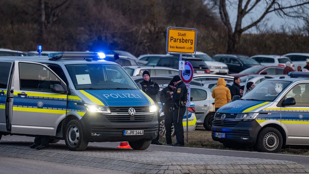 Polizei und Einsatzkräfte stehen am Rand der Feier.