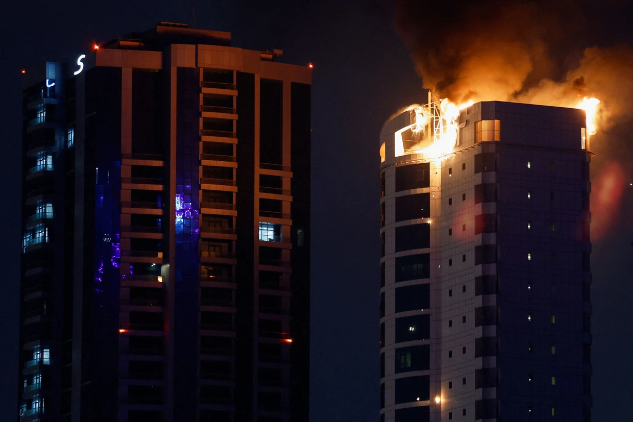 Treffer in der Hauptstadt: In einem Gebäude in Manama brennt es nach einem iranischen Drohnenangriff.