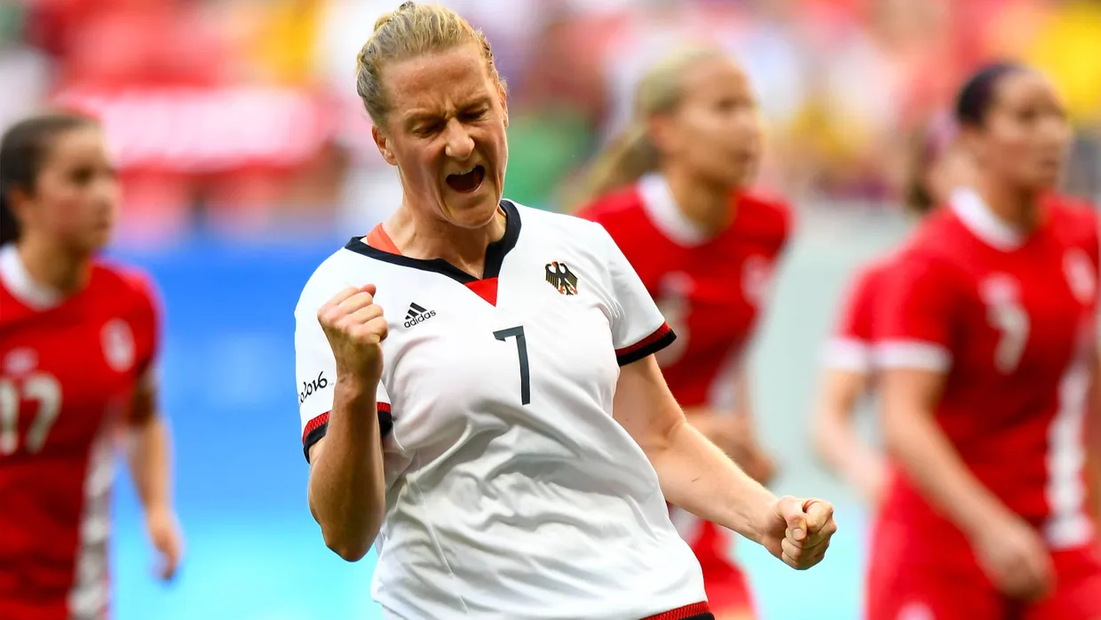 Melanie Behringer gibt den Fußballfrauen Halt.