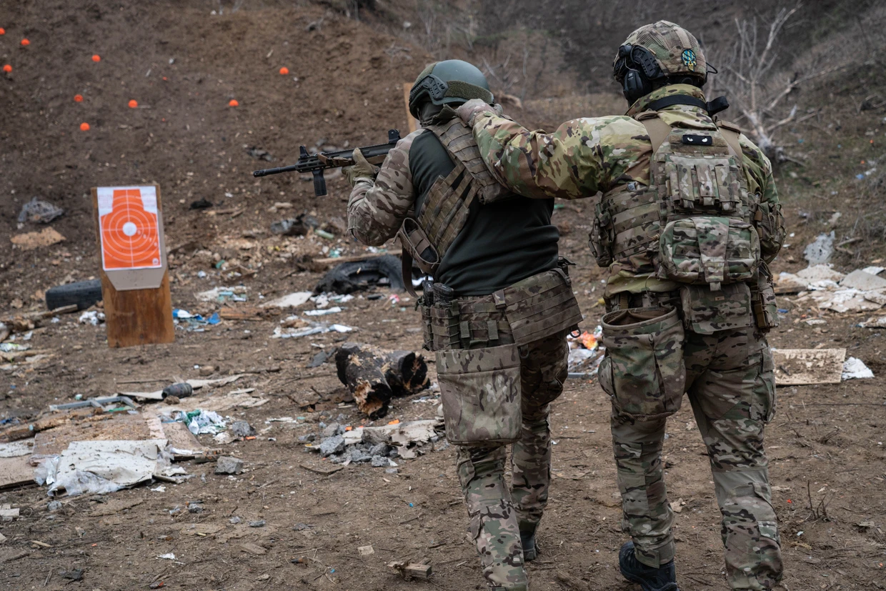 Schon am ersten Tag des Krieges hat „Coach“ sich zur Front gemeldet. Heute ist er stellvertretender Bataillonschef bei „Chartija“, und am Übungsplatz führt er seine Soldaten aus nächster Nähe.
