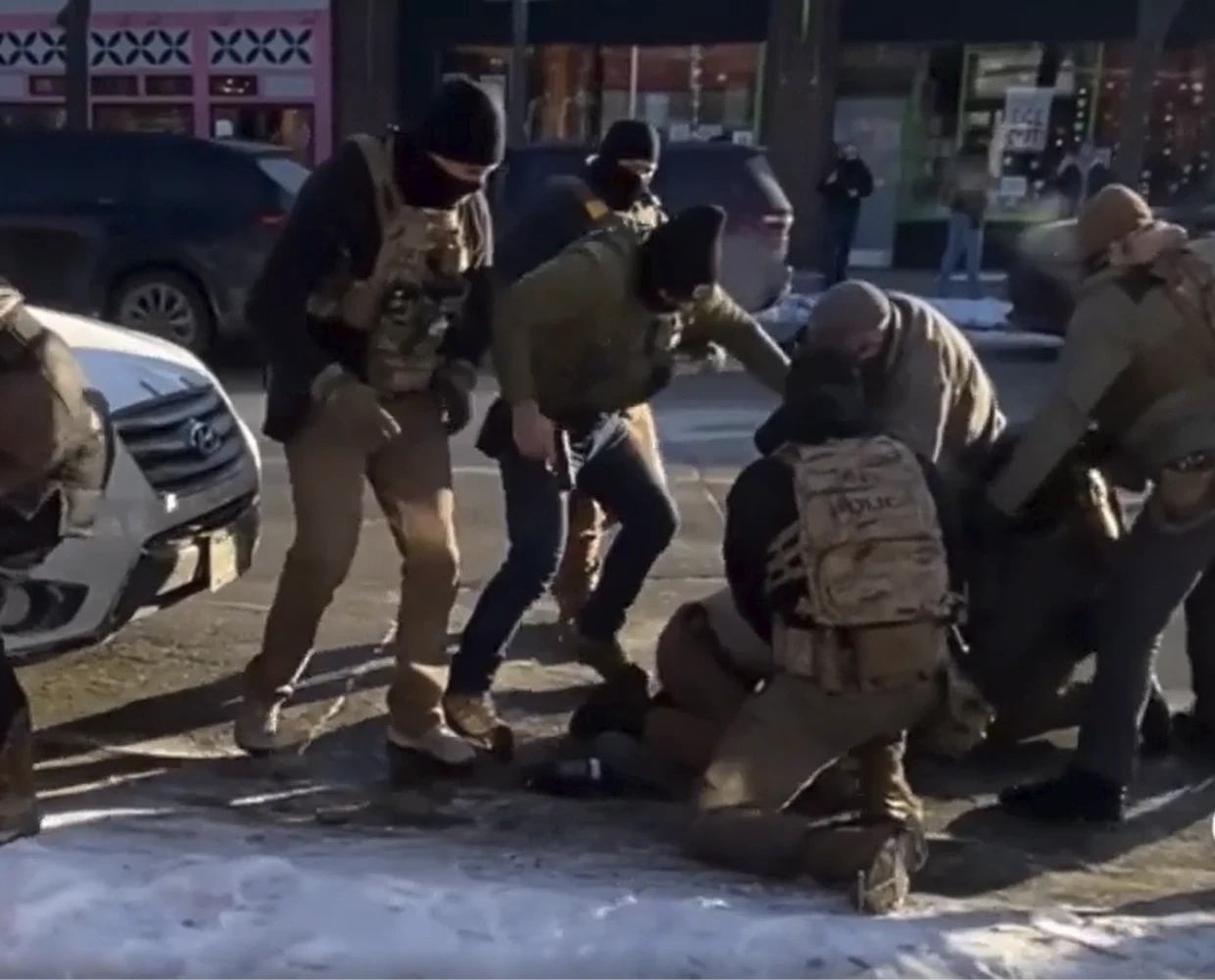 Imagen de un video: La grabación muestra a Pretti arrodillada en el suelo mientras está rodeada de agentes federales.