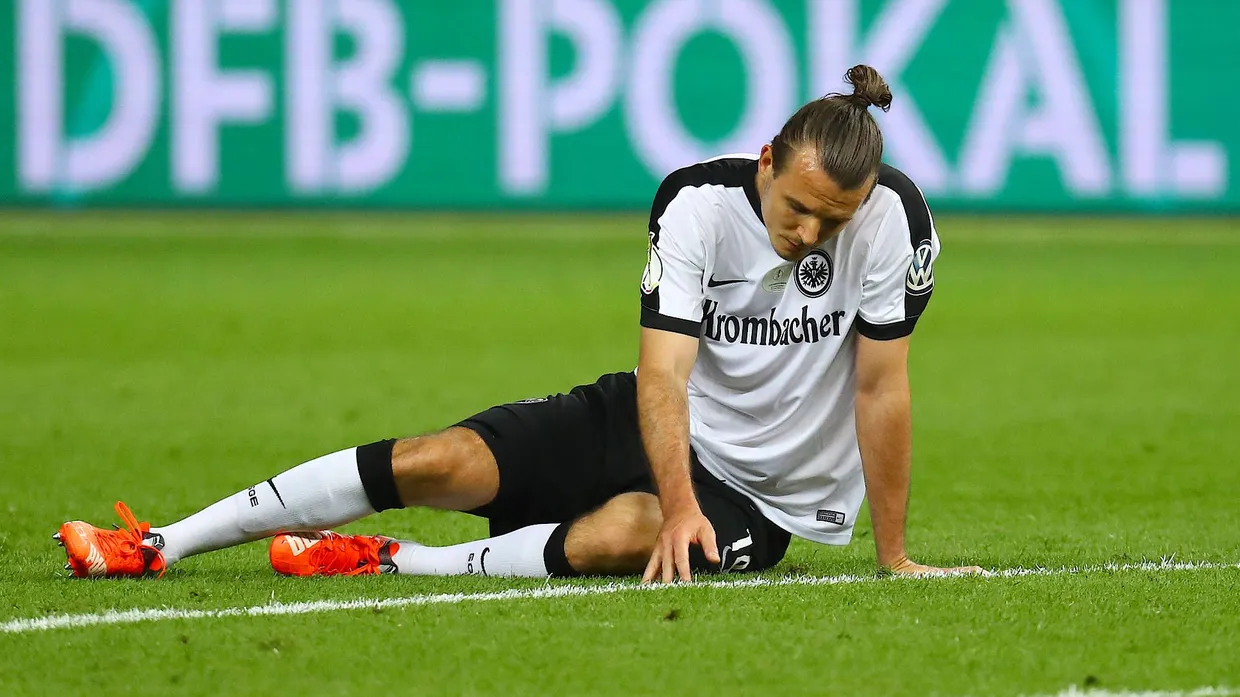 Am Boden: Eintracht-Kapitän Alexander Meier beim Pokalfinale in Berlin gegen Borussia Dortmund.