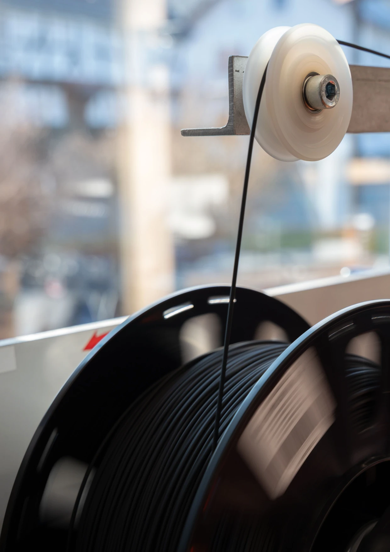 Der Stoff, aus dem die Flöten sind: Sogenanntes Filament, feine Fäden, die auf Spulen gedreht werden, füttern den 3D-Drucker.