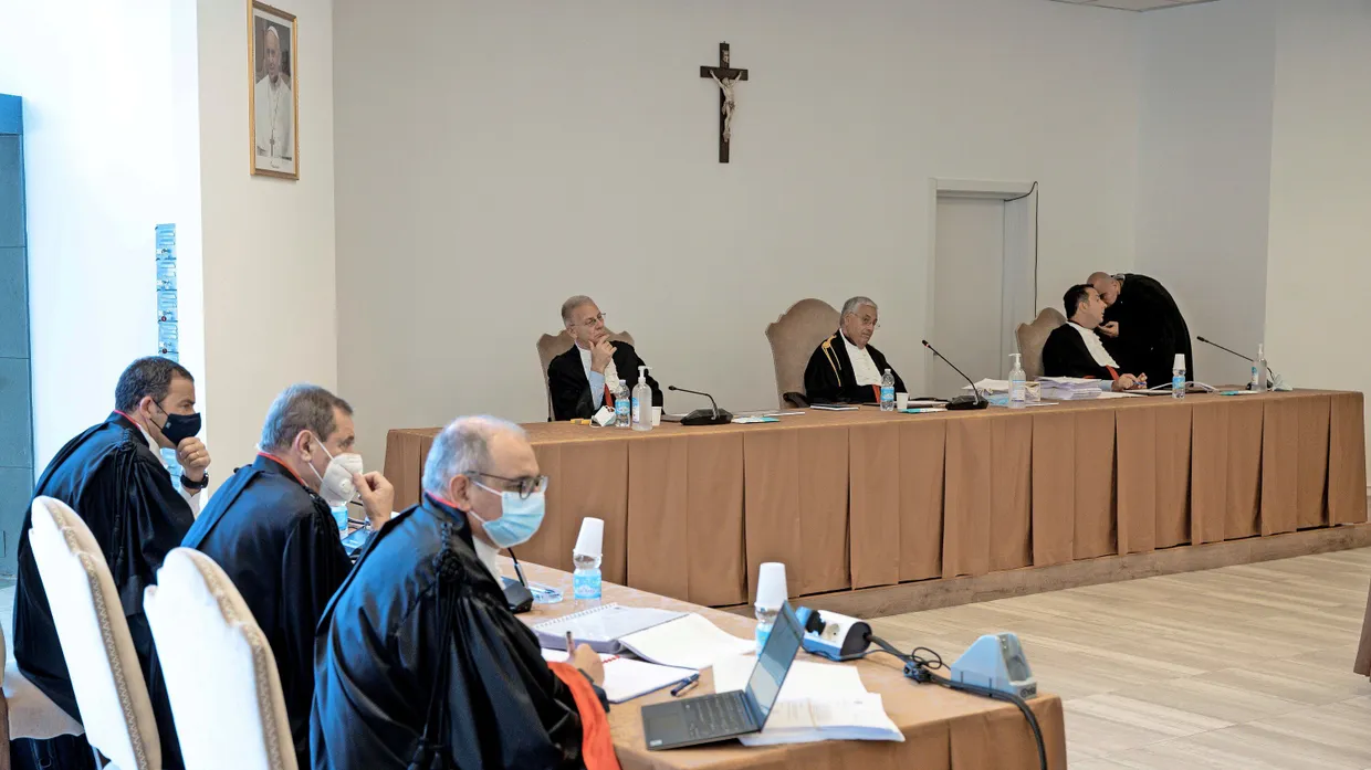 Weltliches Gericht im Kirchenstaat: Prozessszene aus dem Verfahren gegen Kardinal Becciu