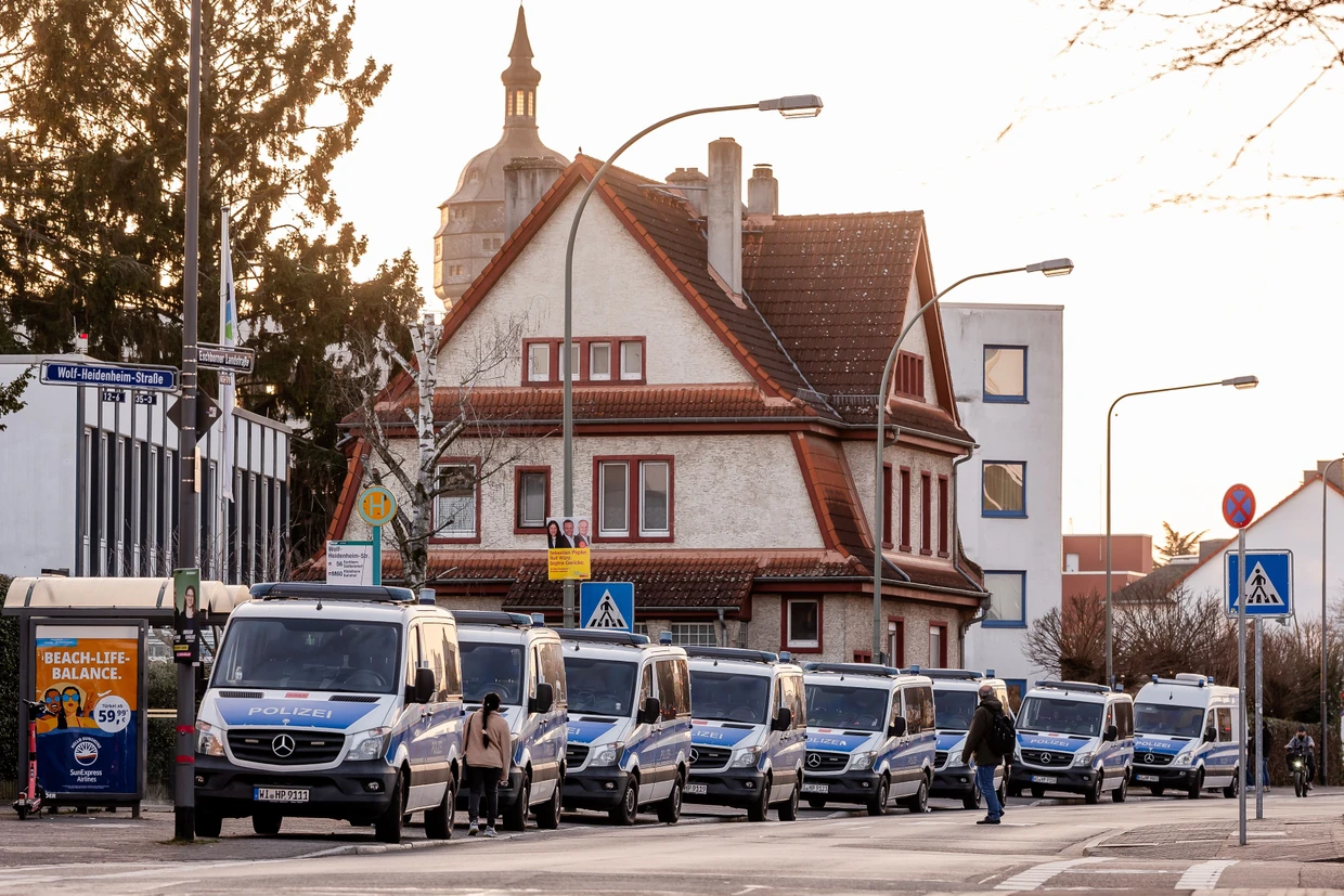 Verstärkung: In Rödelheim treffen zahlreiche Beamte die Demonstranten