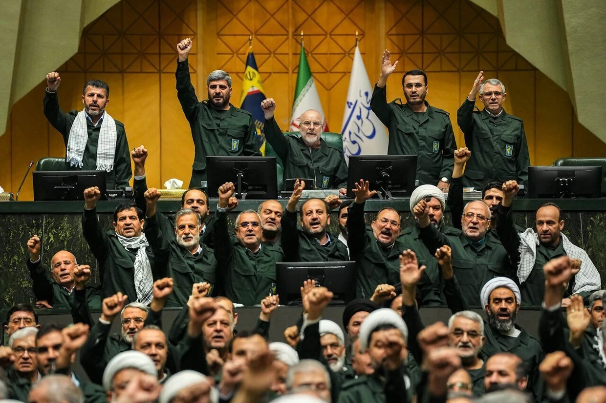 Wie geschlossen steht das Regime? Der iranische Parlamentspräsident und -sprecher Mohammed Bagher Ghalibaf (oben Mitte) in einer Sitzung des Parlaments mit Abgeordneten, die aus Solidarität Uniformen der Revolutionsgarden tragen (Foto von der Nachrichtenagentur Khane Melat zur Verfügung gestellt)