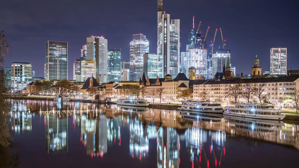 Frankfurt bei Nacht: Die Bankentürme leuchten hell.