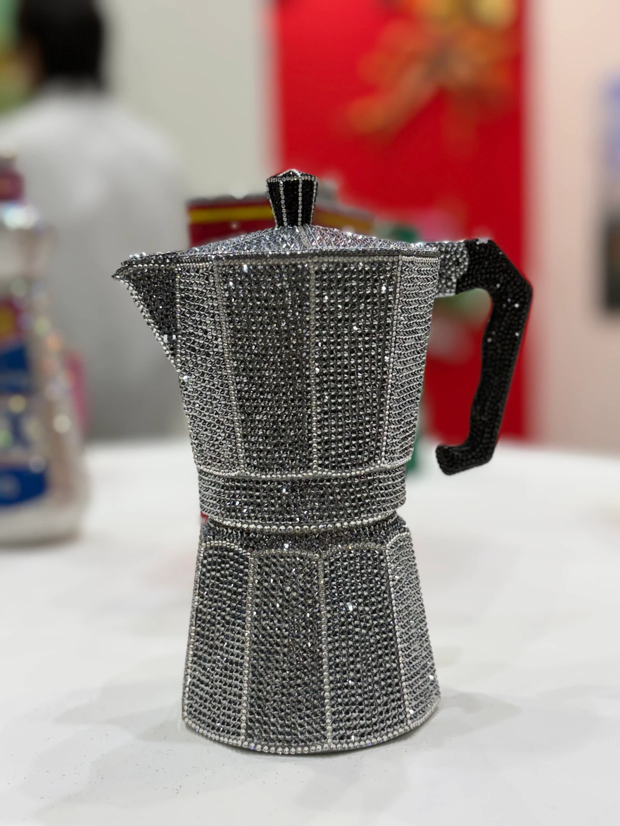 Glamouröses Klischee nach Art von : „Moka“ Shourouk Rhaiem, „Moka“ (2025) bei 193 Gallery aus Paris