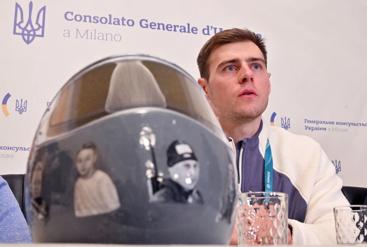 Der Skeletonpilot und sein Helm: Wladislaw Heraskewytsch musste in Mailand statt in Cortina kämpfen