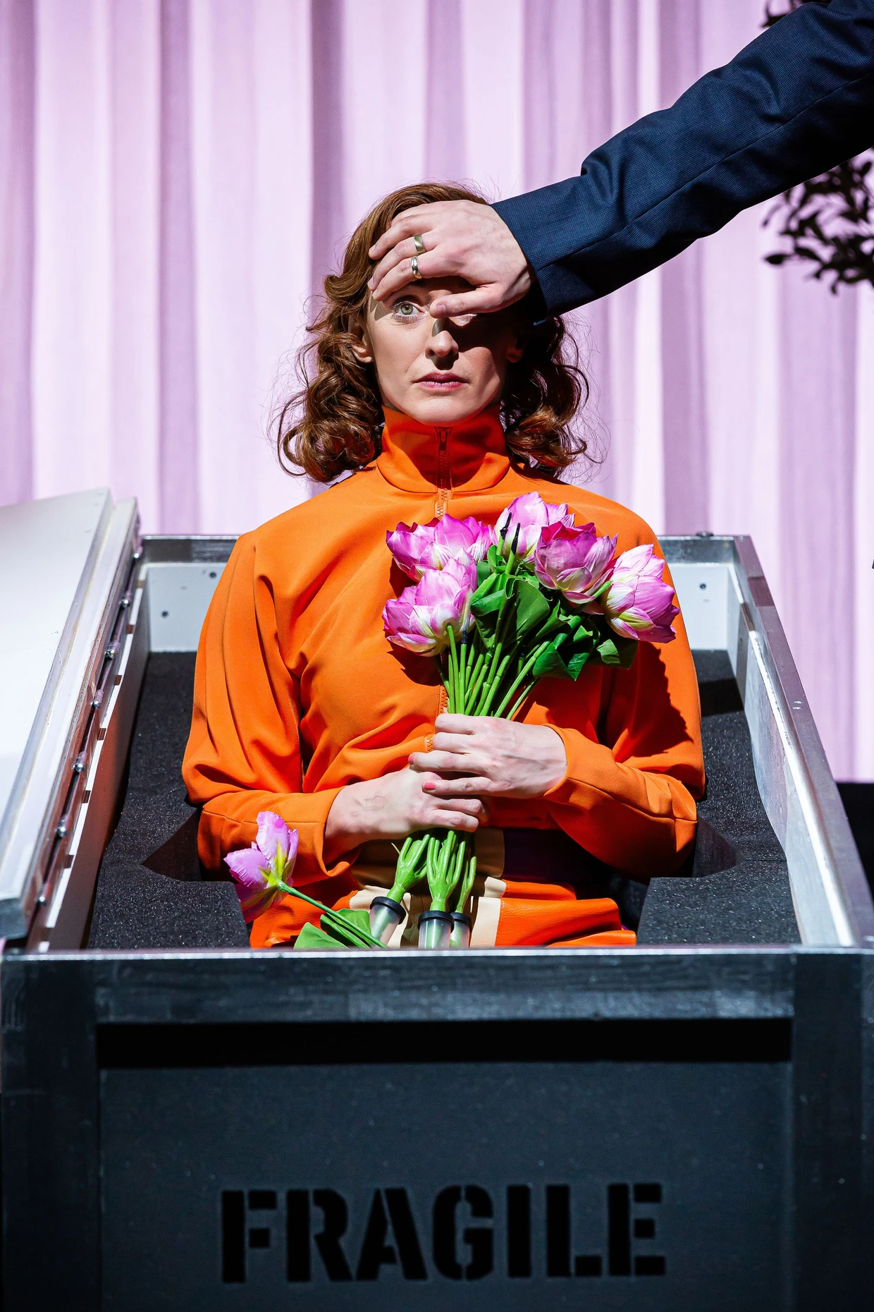 Die Aufschrift täuscht: Sophia (Silvia Meisterle) ist gar nicht so zerbrechlich.