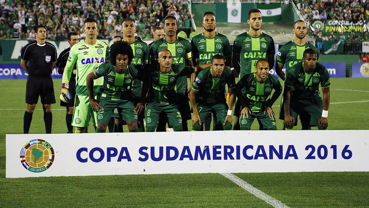 Chapecoense wird der Titel der Copa Sudamericana nach dem Absturz ihres Flugzeugs verliehen.