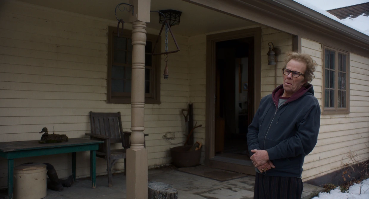 Tom Waits als Vater im Hoodie in „Father Mother Sister Brother“