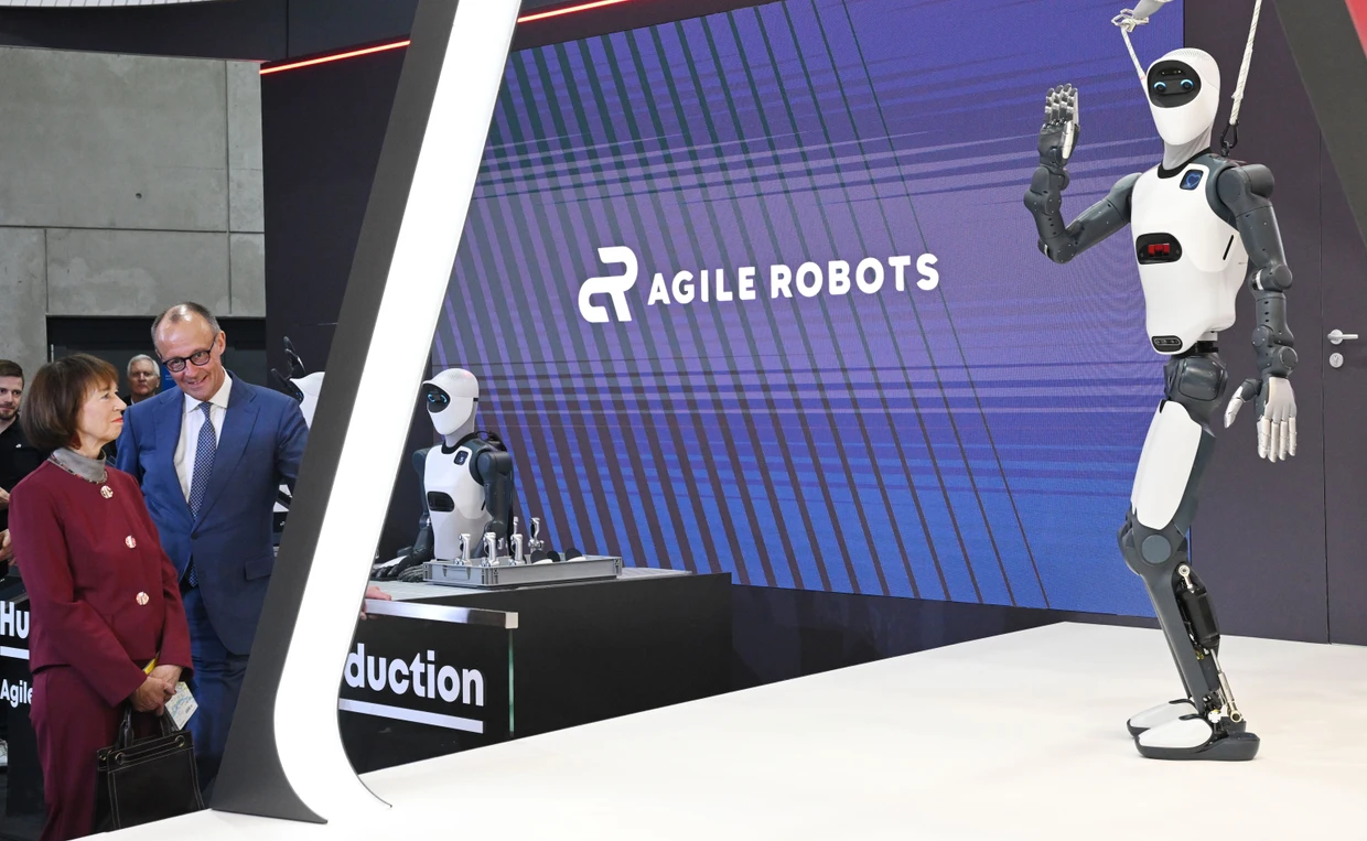 Bundeskanzler Friedrich Merz (CDU)&nbsp;betrachtet beim Eröffnungsrundgang der Hannover Messe den humanoiden Roboter Agile One.