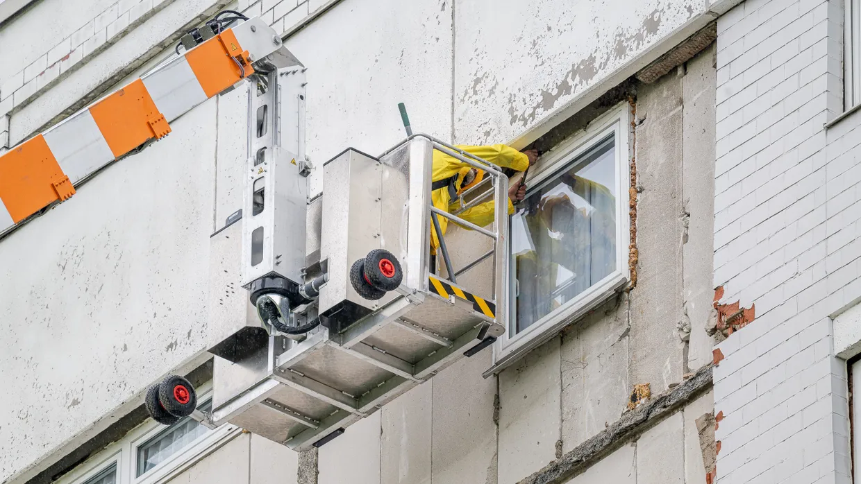 In Babenhausen laufen am Mittwoch die Arbeiten an der Fassade des geräumten Wohnhauses.
