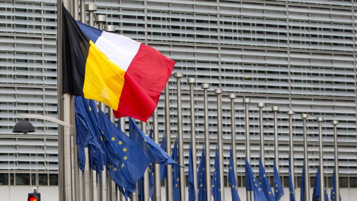 Europa zeigt Solidarität mit Belgien: Die Flaggen vor der Europäischen Kommission in Brüssel wehen auf Halbmast.