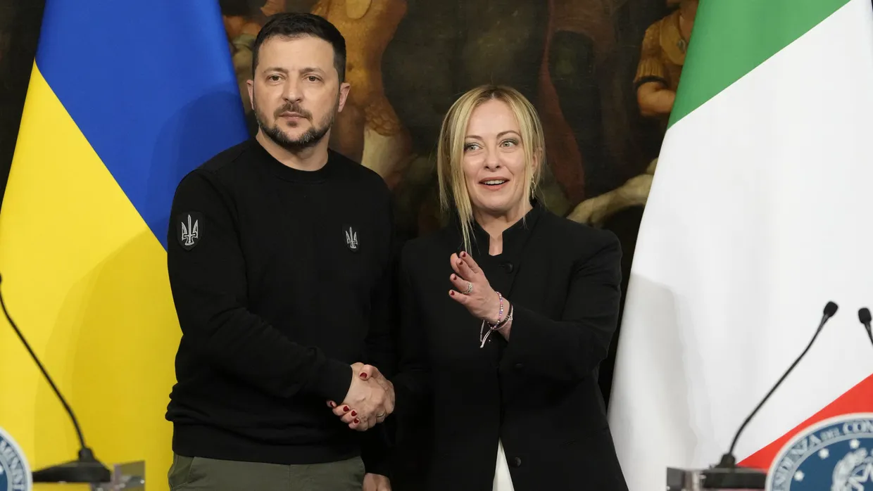 Giorgia Meloni und Wolodymyr Selenskyj geben sich während einer Pressekonferenz nach ihrem Treffen im Chigi-Palast die Hand.