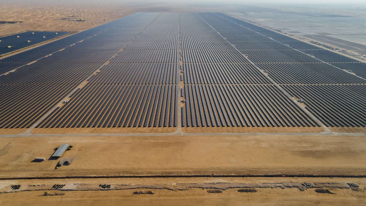 Wüste, aber nicht leer: Solarkraftwerk in der Nähe von Dubai