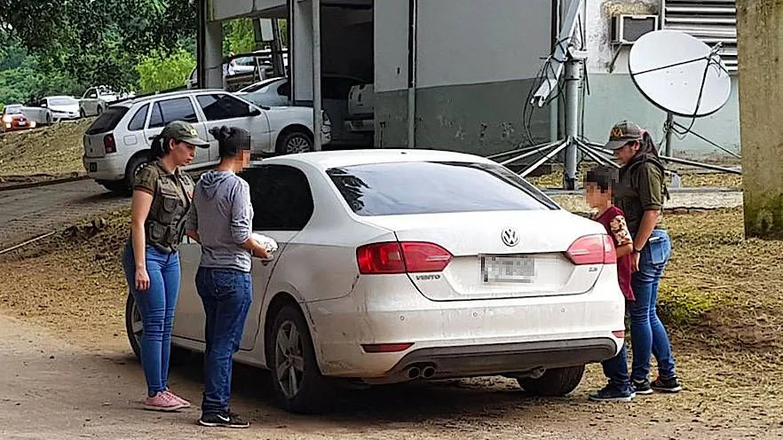 Zwei Polizistinnen mit der Frau und ihrem Sohn in Argentinien