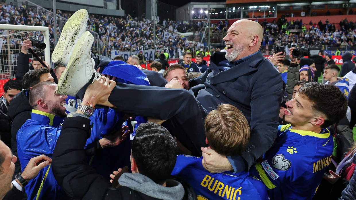 Bosnien-Trainer Sergej Barbarez lässt sich nach der WM-Qualifikation feiern.
