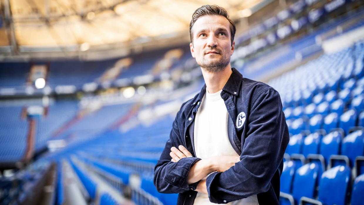Matthias Tillmann, 42, ist seit 1995 Vereinsmitglied und seit Anfang 2024 der Vorstandsvorsitzende des FC Schalke 04. Studiert hat Mathematik und Wirtschaftswissenschaften.