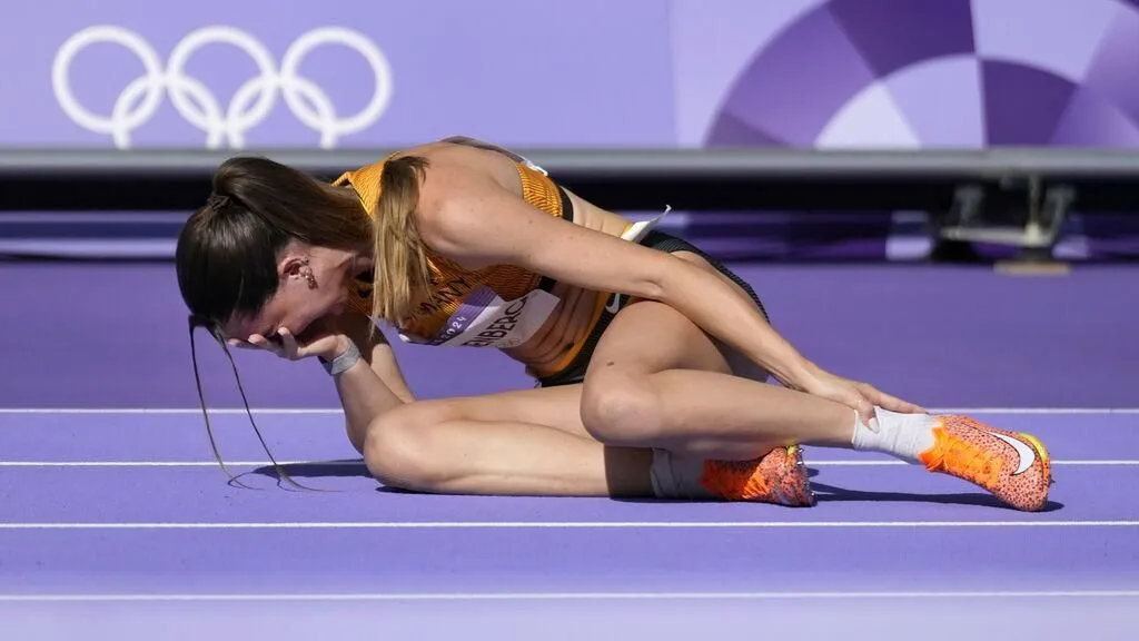 Tragisches Ende: Sophie Weißenberg verletzt sich beim Aufwärmen für den 100-Meter-Hürdenlauf.