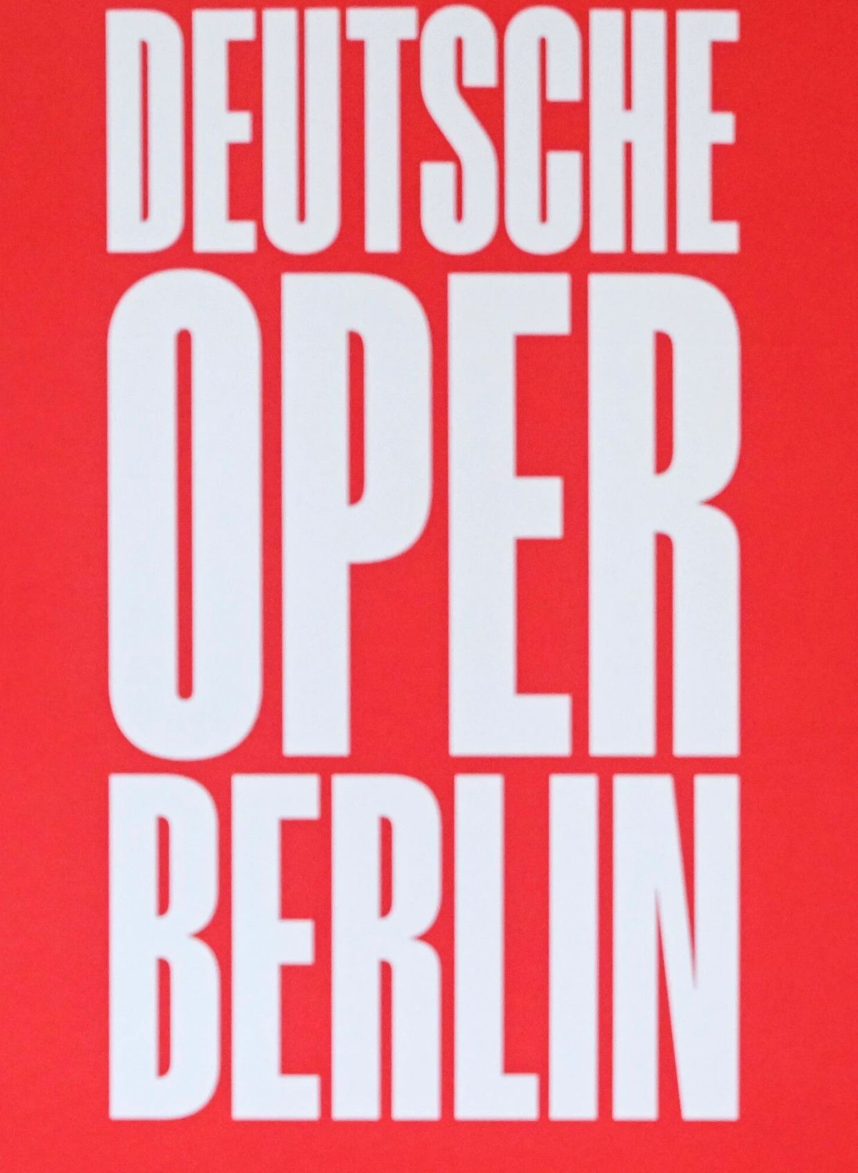 Sieht das neue Logo nicht genauso aus wie das der „Bild“-Zeitung? Weiße Lettern auf knalligem Rot?