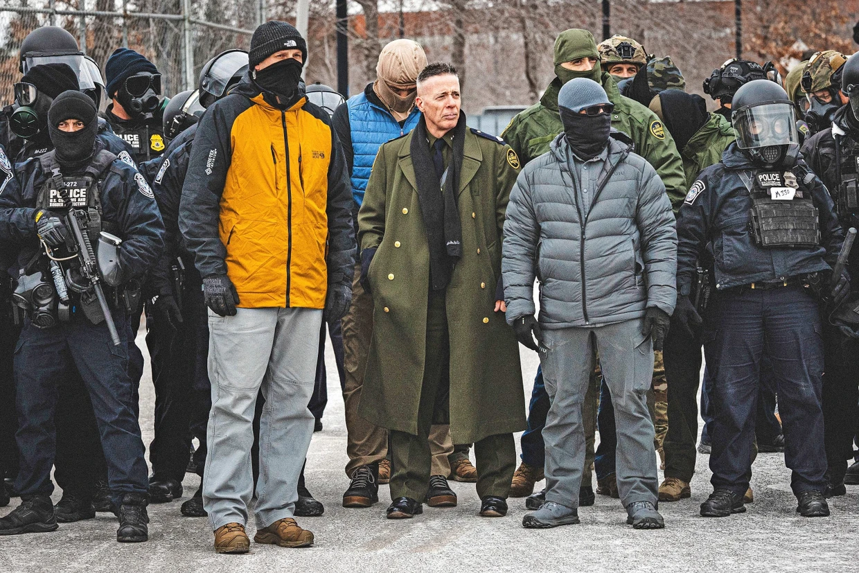 Gregory Bovino, leitender Beamter der „Operation Metro Surge“, beobachtet einen Protest in Minneapolis.