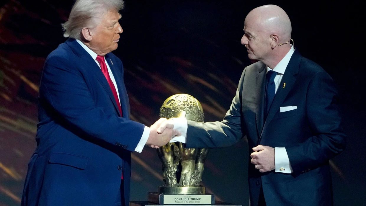 Deal! FIFA-Präsident Gianni Infantino (rechts) überreicht Donald Trump den FIFA-Friedenspreis.