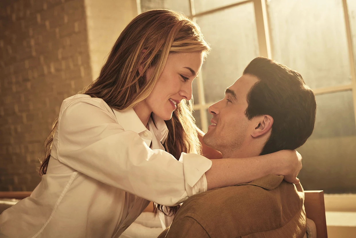 Sarah Pidgeon als Carolyn Bessette Kennedy und Paul Kelly als John F. Kennedy Jr. in „Love Story“