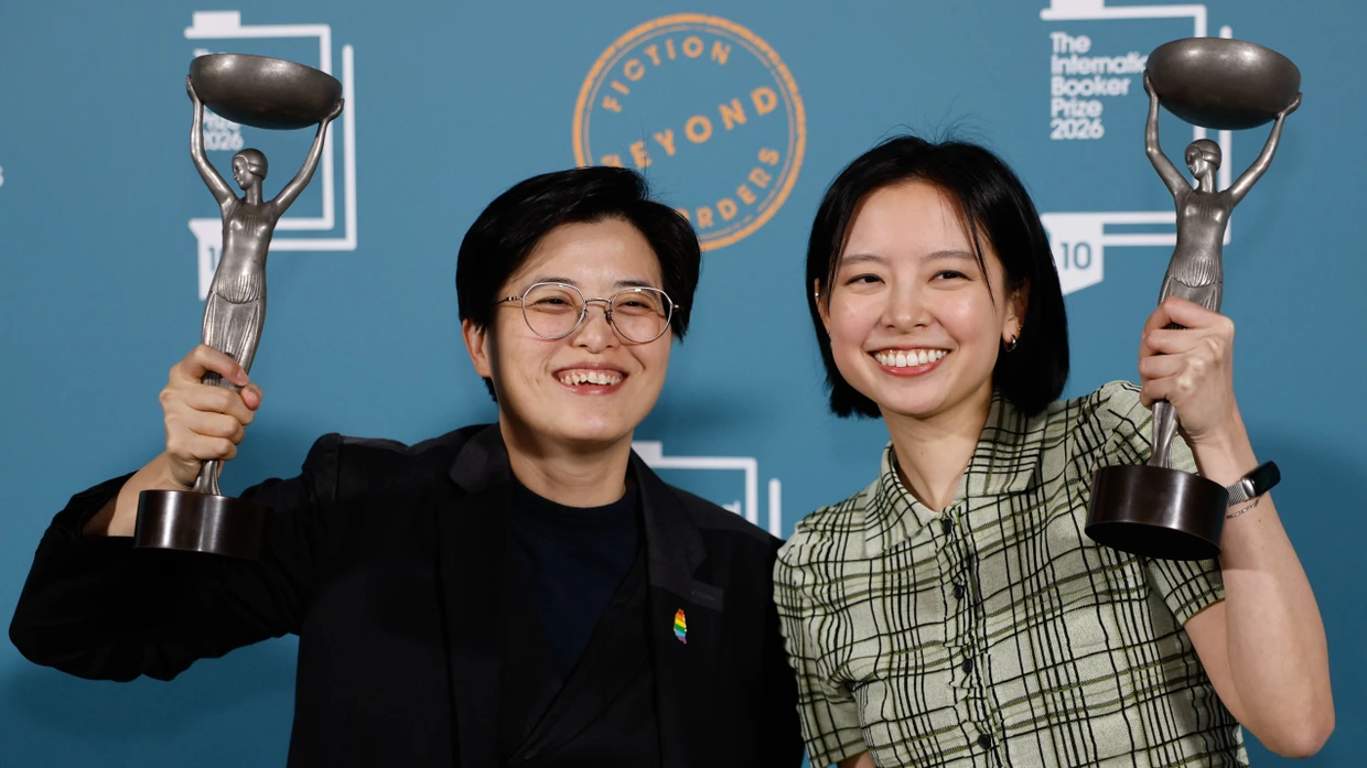 Yang Shuang-zi (l.) und ihre Übersetzerin Lin King freuen sich über ihre Auszeichnung.