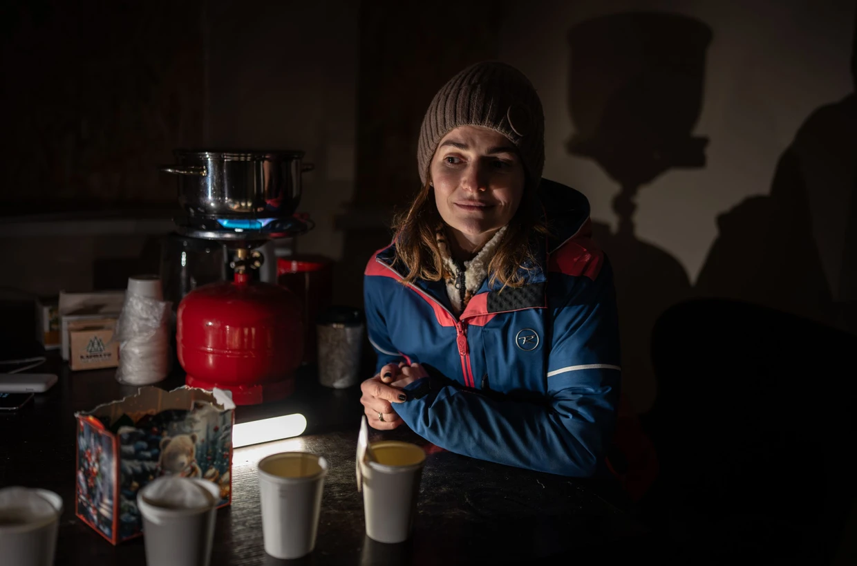 Das Licht in der Küche von Kateryna kommt aus der Batterie.