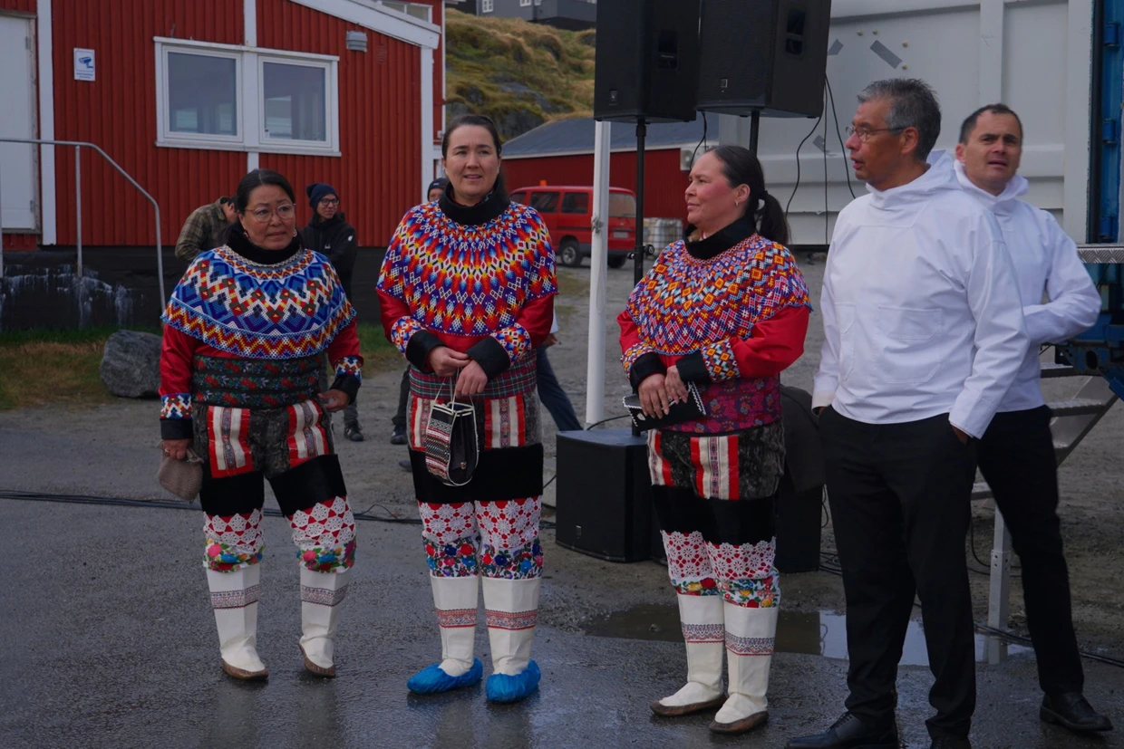 Rückbesinnung auf die eigene Kultur: Einheimische in traditioneller Kleidung aus Perlenkragen und Robbenfellen am Nationalfeiertag